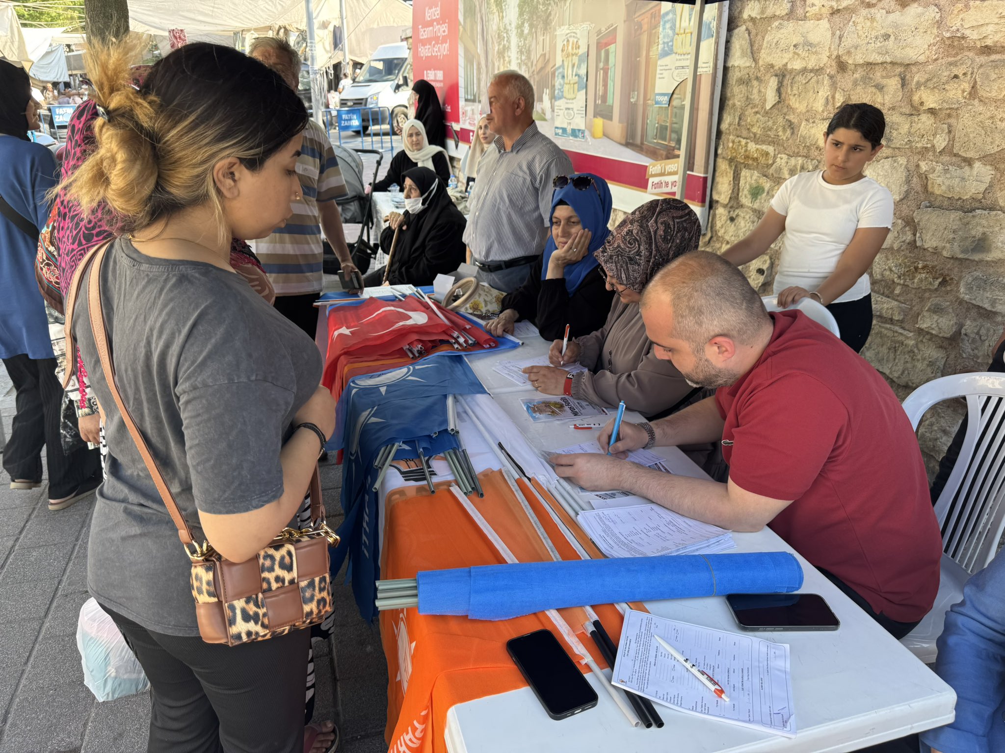 AK Kadro Fatih’te Sahada ve Gönülde